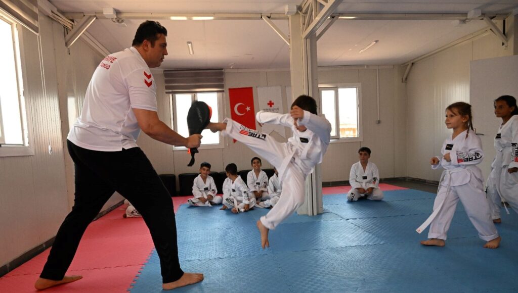 depremzede cocuklar tekvandoyla hayata tutunuyor tTn5qLhx