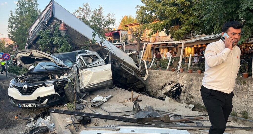 freni patlayan kamyon 10 araci bicti 3 yarali TQ1WErHx