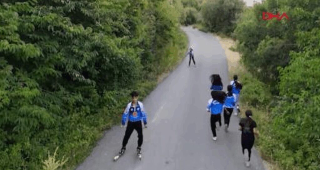 kayakli kosu takimi sporculari 40 derecede asfalt yolda calisiyor a8TNpGWm
