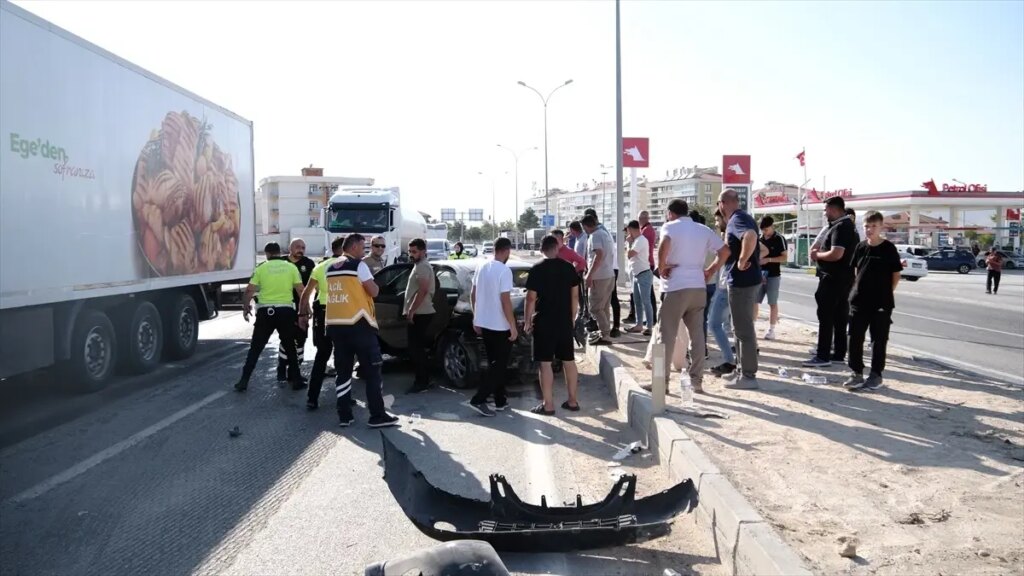 konyada tir otomobile carpti 3 yarali iarmIUKw