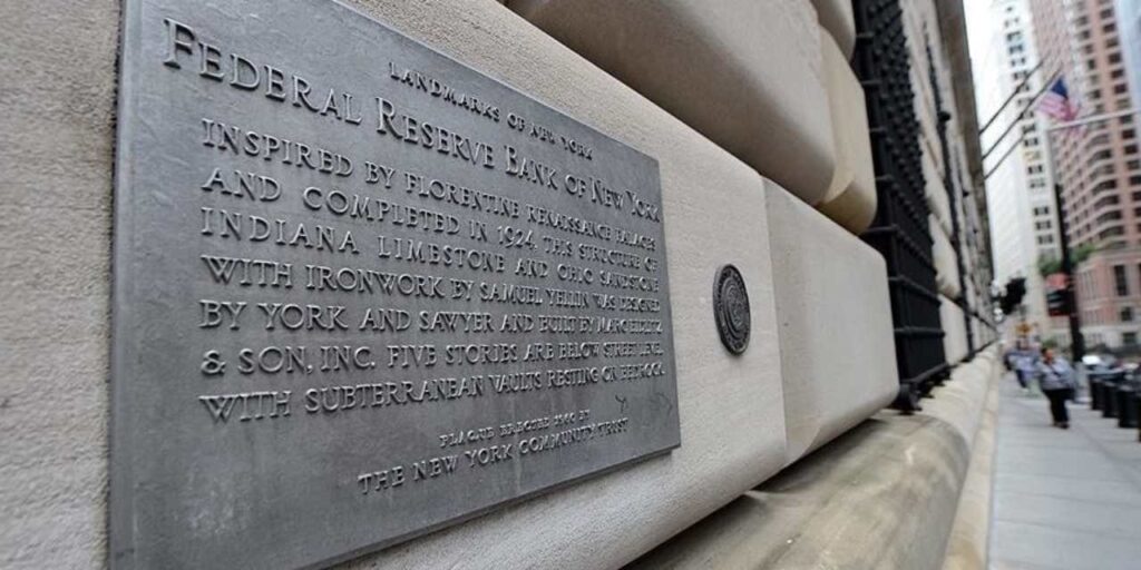 kovulan merkez bankasi uyesi trumpa dava acti OemieEAX