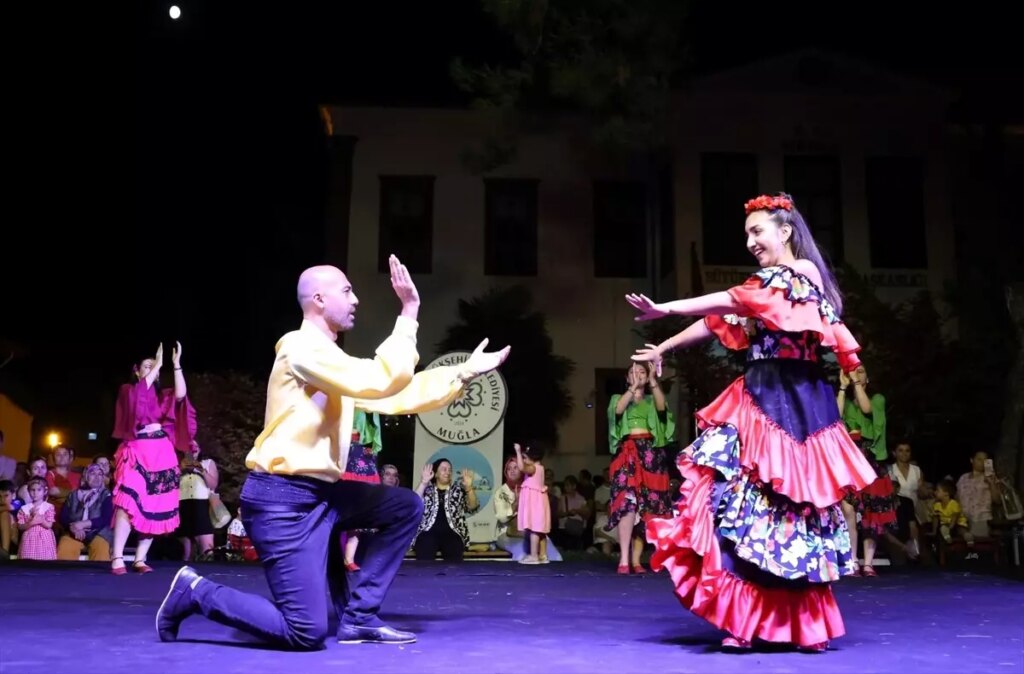 mentesede uluslararasi halk danslari senligi dBUI95L1