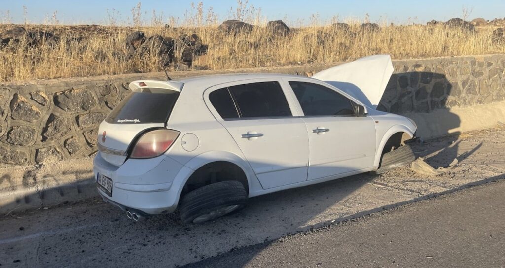 sanliurfada otomobil istinat duvarina carpti 4 yarali EQdY5jHl