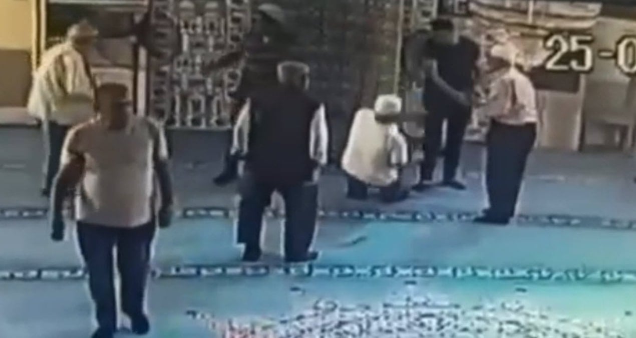 namaz sonrasi fenalasti hastaneye kaldirildi o anlar kamerada gki6hjTz