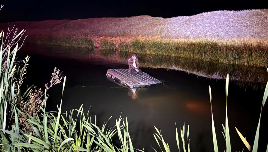 nehre dusen aracinin ustunde yardim bekledi zpJkKwxz