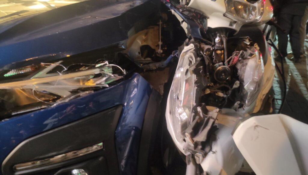 Otomobiller ve motosikletlerin kazası: 2 yaralı