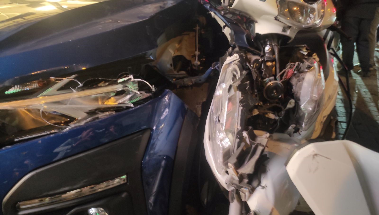 otomobiller ve motosikletlerin kazasi 2 yarali dX26ars3