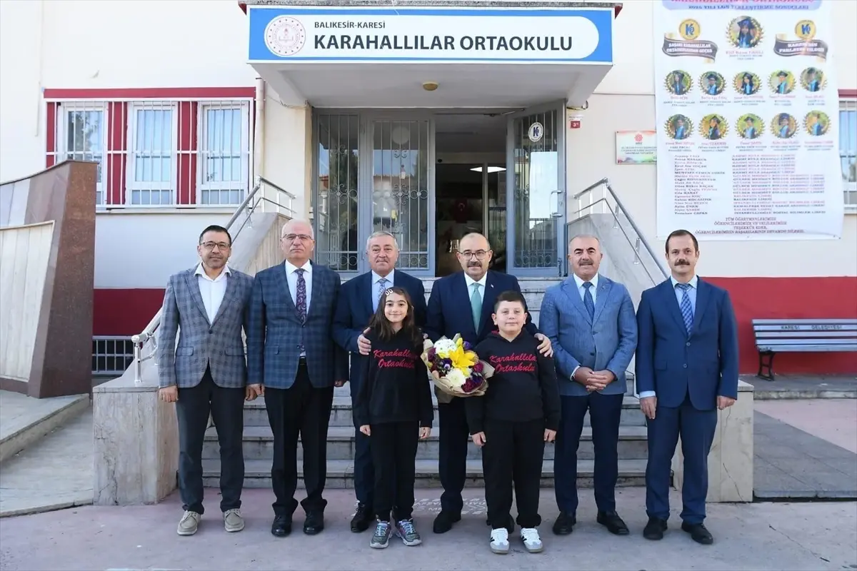 balikesir valisi ustaoglu karahallilar ortaokulunu ziyaret etti WFJw5RSt.jpg