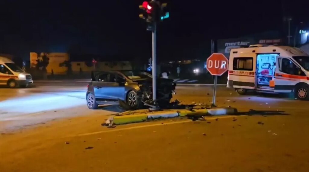 corumda polis araci ile otomobil carpisti 4 yarali BZRA3m4h.jpg