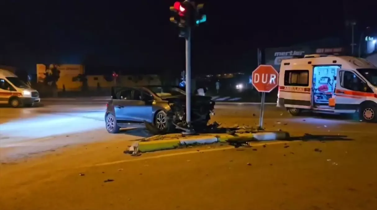 corumda polis araci ile otomobil carpisti 4 yarali BZRA3m4h.jpg