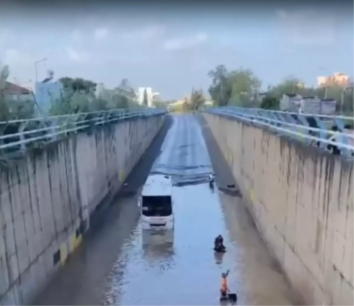 hatayda selde mahsur kalan kadin itfaiye ekipleri tarafindan kurtarildi O1FKUGTd.jpg
