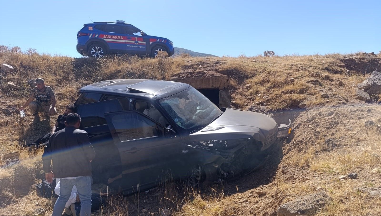 musta takla atan arac sarampole uctu 3 yarali 2xc8U11n