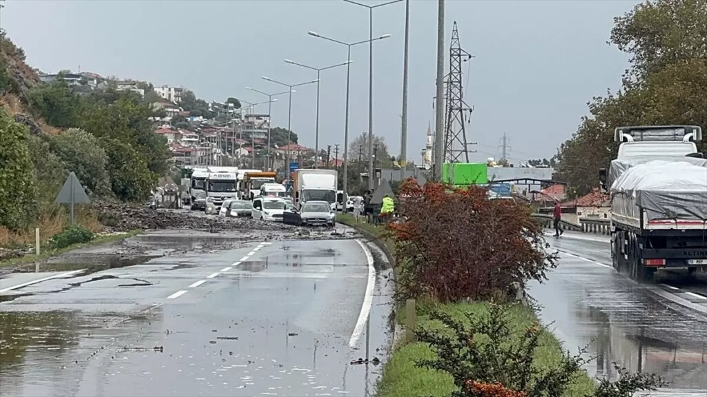 sokede toprak kaymasi trafigi aksatti gJSZnElT.jpg