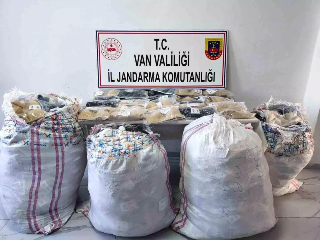 vanda jandarma kacakcilik operasyonu 1 milyon tllik esya ele gecirildi FXt2cmLF