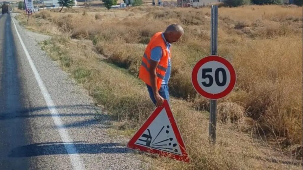 bakan duyurdu 32 bin 845 trafik levhasi kaldirildi kpvvFLbn.jpg