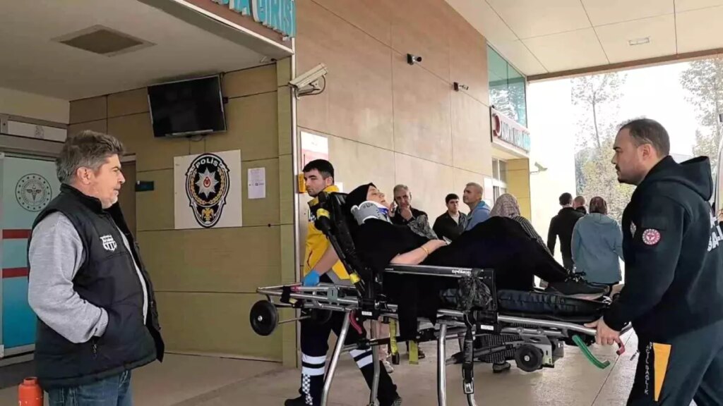 bursada kontrolden cikan otomobil sarampole yuvarlandi HQcVMduT.jpg