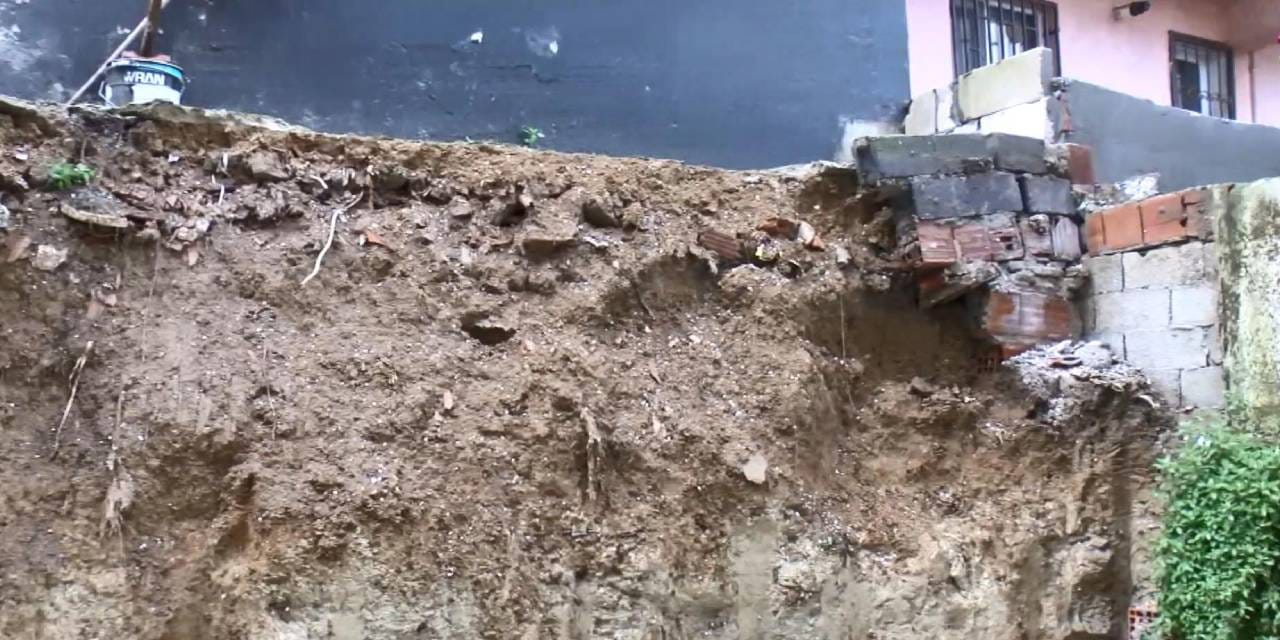 istinat duvari 4 katli binanin uzerine devrildi 2 bina tahliye edildi S9NxfTHp.jpg