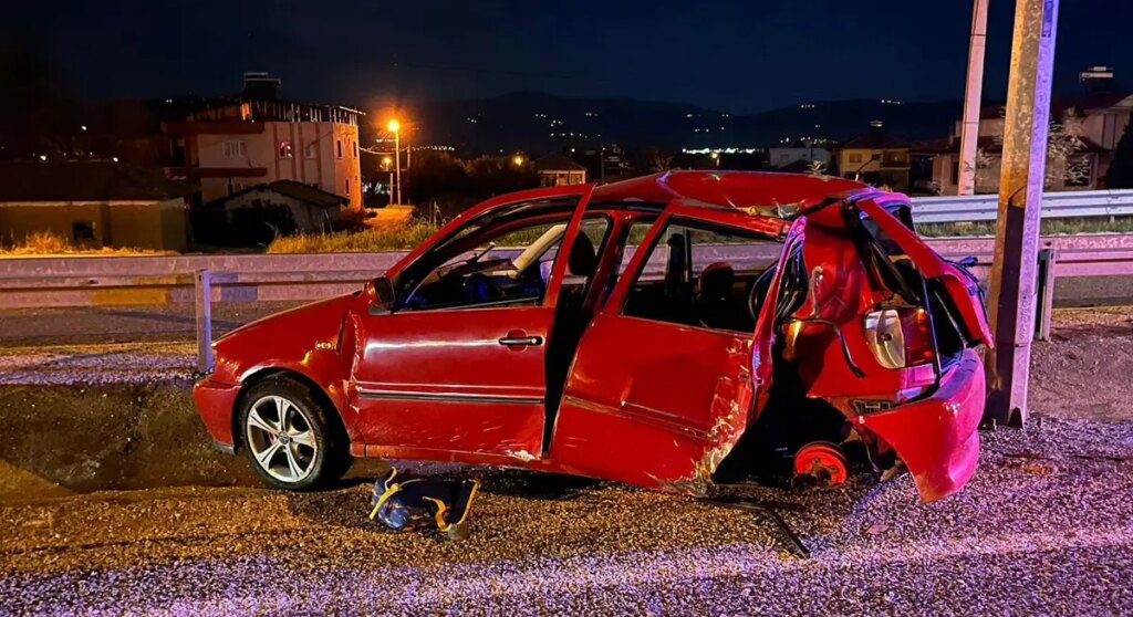 Otomobil elektrik direğine çarptı, baba ile oğlu yaşamını yitirdi