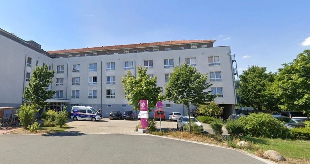 Ağzına kadar dolu huzurevi iflas etti! 1 saatte binayı boşalttılar