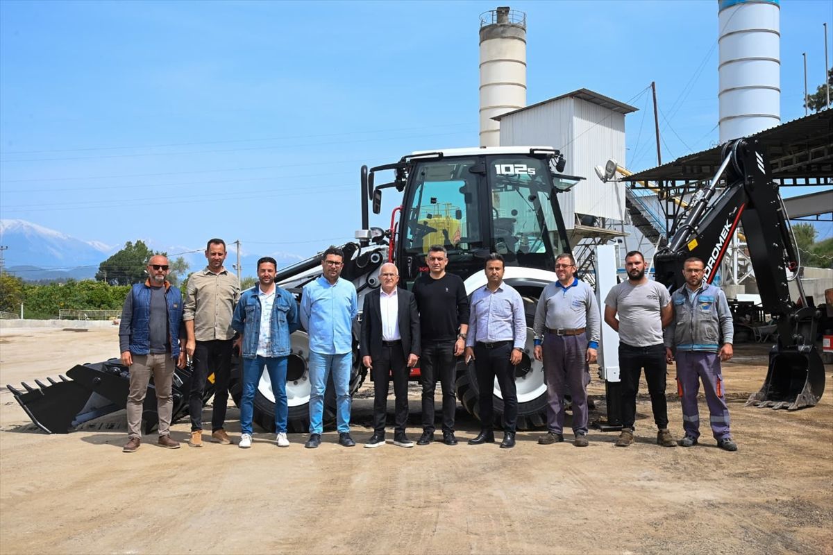 Kumluca Belediyesi, Altyapı Çalışmalarına Yeni Kepçe ile Güç Katıyor