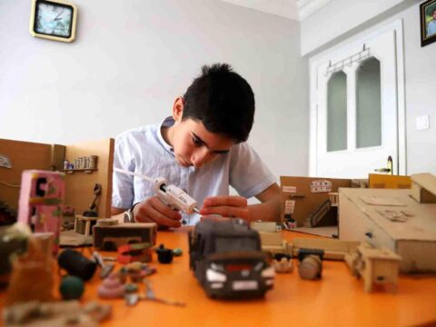 14 Yaşındaki Gökay, Atık Malzemeleri Sanata Dönüştürüyor