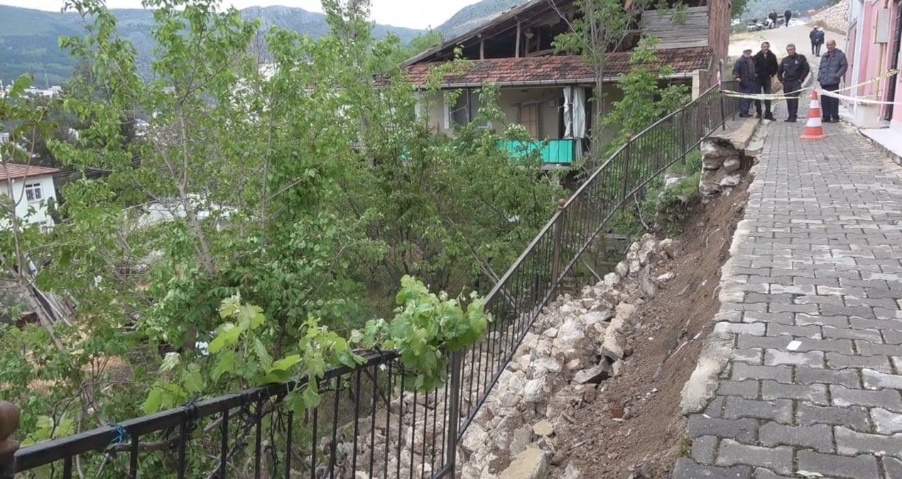 Amasya’da 5 Katlı Bina İstinat Duvarı Çöktü