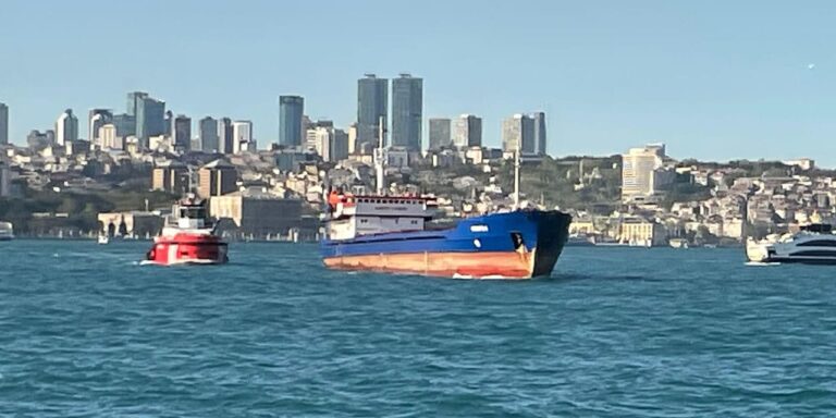 istanbul-bogazinda-ariza-yapan-gemi-kurtarildi-nOtLmhUx